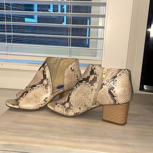 Fergalicious snake skin shoes size 7.5. Excellent condition